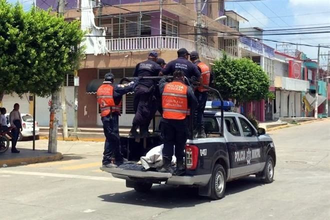 Rescatan cuerpo de policía en Juchitán