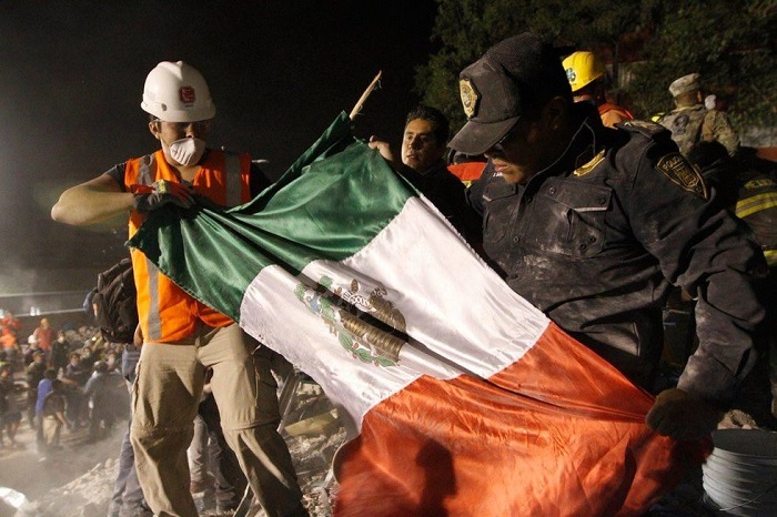 Terminan labores de rescate tras sismo con el Himno Nacional