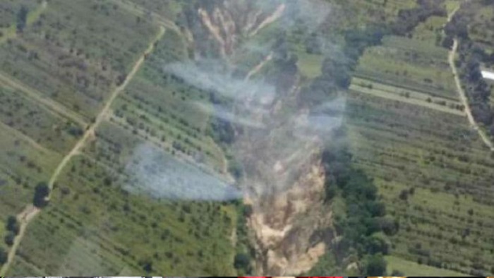 Una gran grieta abre la tierra en Huejotzingo, Puebla, y brota de ella una fumarola del Popocatépetl