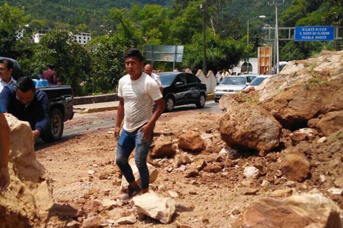 En Guerrero registran derrumbes carreteros y colapso de inmuebles