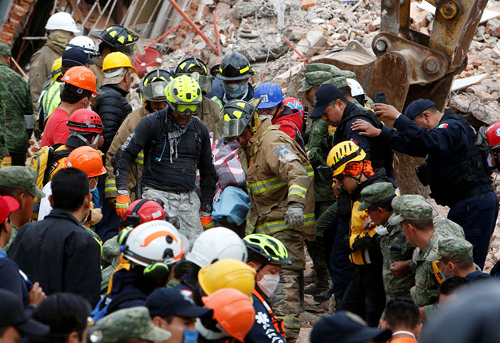 Al menos 19 personas sin vida rescatadas en fábrica textil colapsada en CDMX