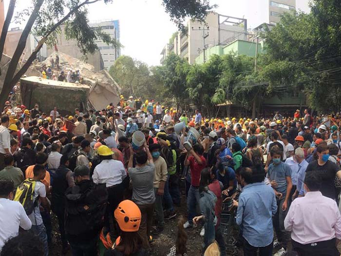 Derrumbes y pánico colectivo en México tras fuerte terremoto