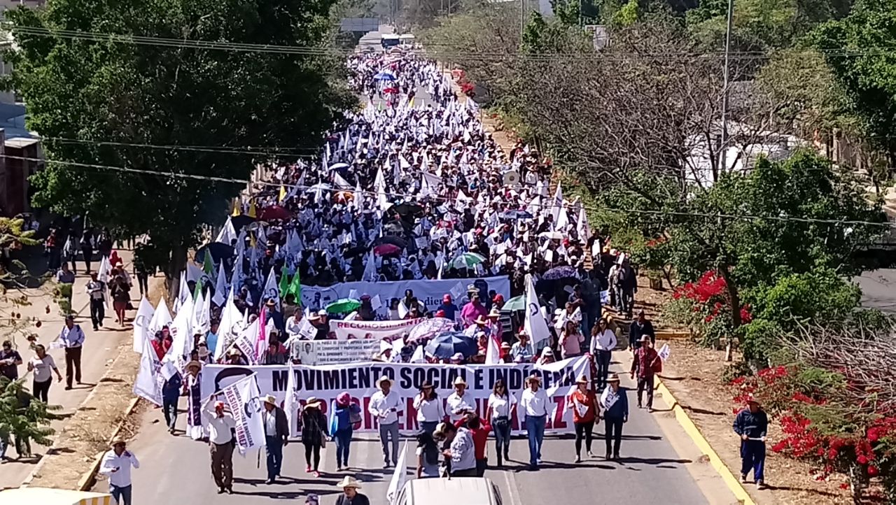 Marchan organizaciones afines a Morena al Zócalo de Oaxaca