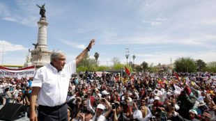 López Obrador arranca su campaña con un mensaje nacionalista en la frontera de México con EE UU