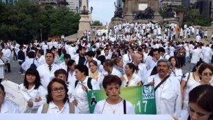 Fiscalía de Oaxaca acusa a médico de homicidio doloso por muerte de menor; doctores convocan marchas en 70 ciudades