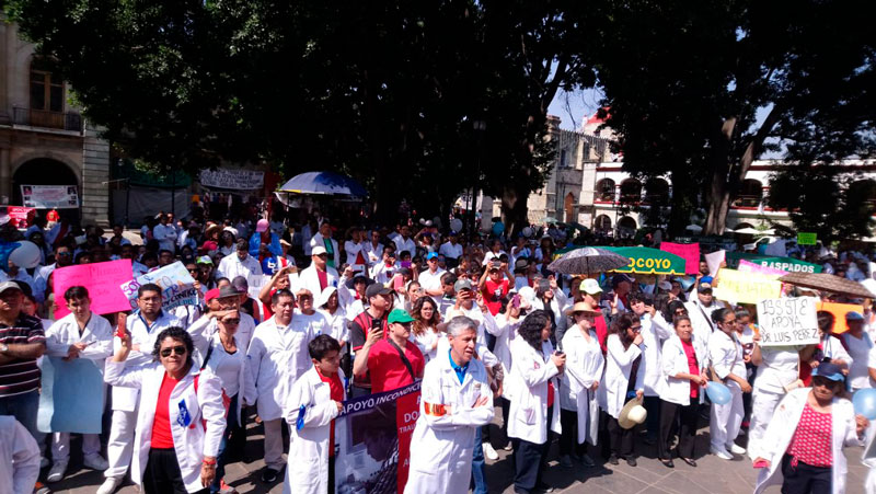 Insinúan médicos con parar en hospitales de Oaxaca, si no liberan al médico Luis