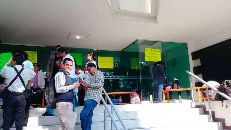 Demandan trabajadores del Hospital de Salina Cruz, pago de la segunda quincena de marzo