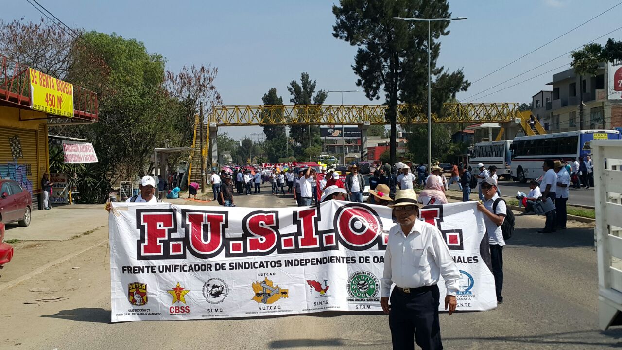 Marchan Sindicatos en Oaxaca en Día del Trabajo