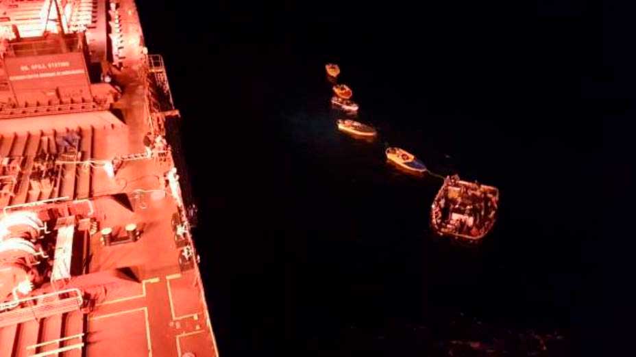 Rescatan a tripulantes de embarcación incendiada, por Buque de  Tanque de Pemex