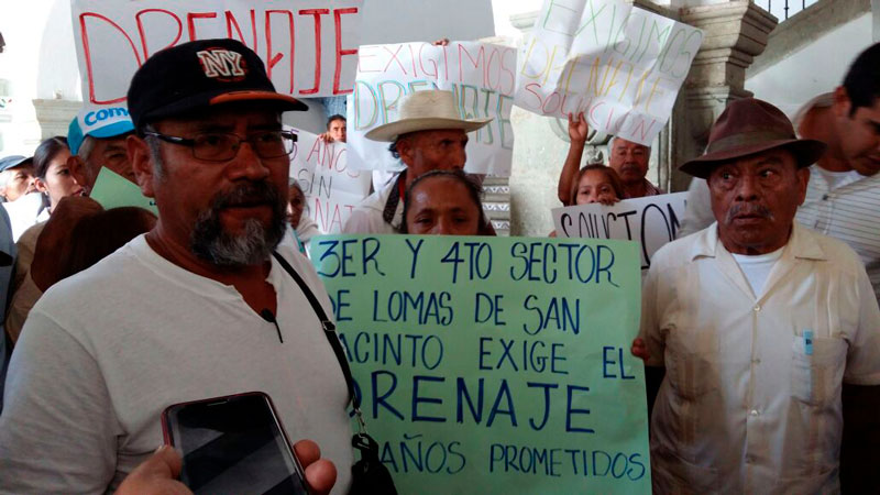 Protestan vecinos de Lomas de San Jacinto en Palacio Municipal de Oaxaca de Juárez