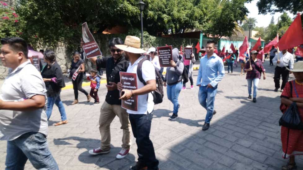 Marchan integrantes de Sol Rojo para exigir aparición de activista