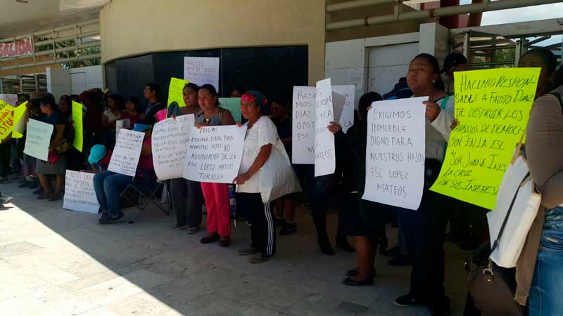 Con protesta exigen reconstrucción de escuelas en Tlacolula