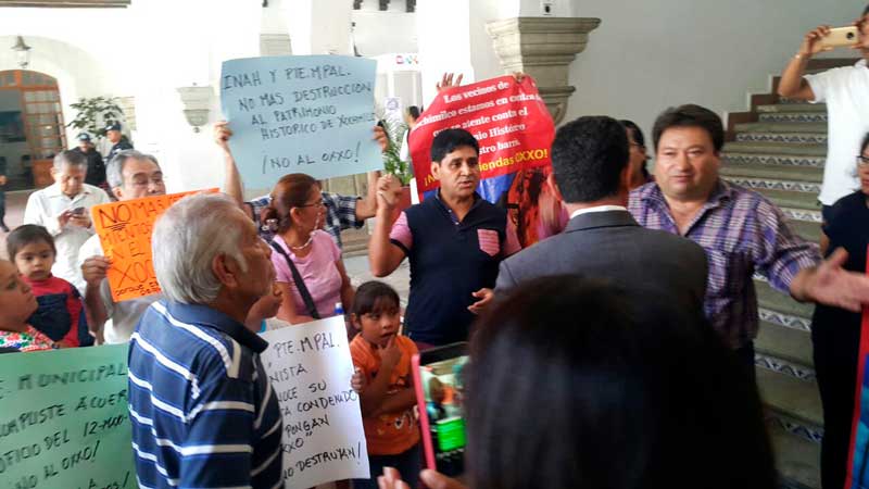 Vecinos de Xochimilco exigen impedir construcción de Oxxo En su barrio; protestan en el palacio municipal