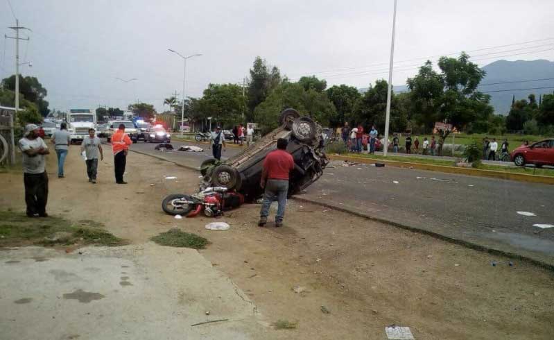 Llora Sección 22 muerte de dos profesores en accidente vial en Oaxaca