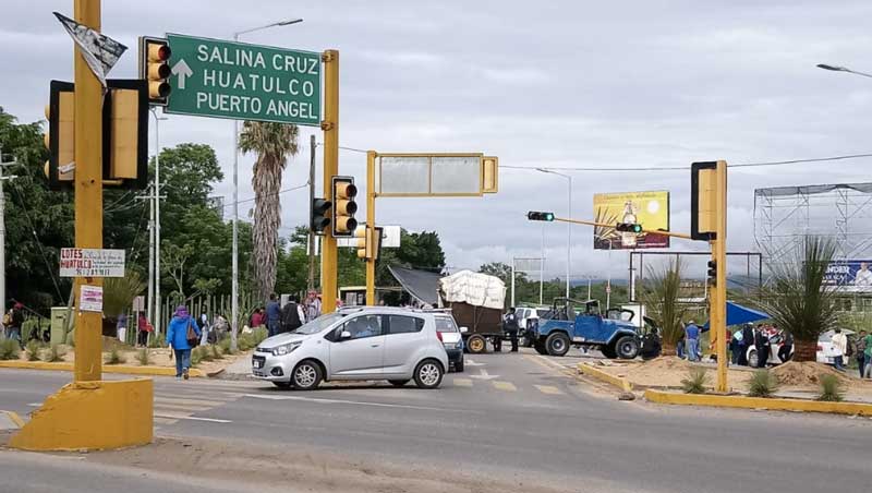 Continúan bloqueos por la sección 22 de la CNTE en el Aeropuerto