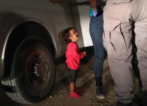 «La cachearon y empezó a llorar», la historia de la foto de la niña en la frontera de EU