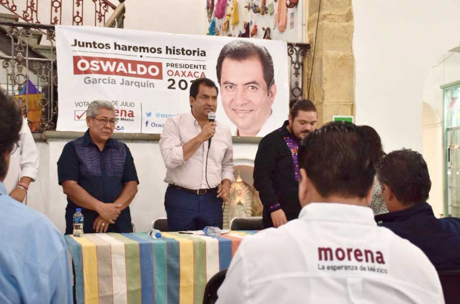 Recibe Oswaldo García respaldo de los artesanos de Oaxaca de Juárez