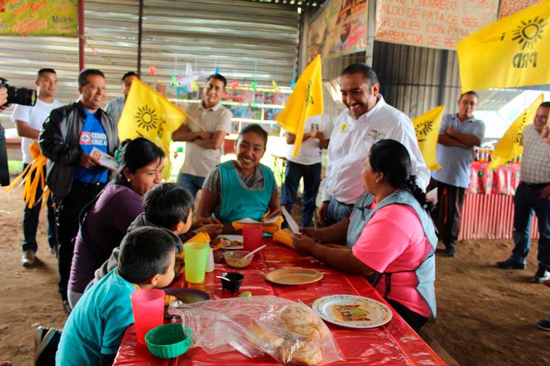Recorre Horacio Antonio tianguis gastronómico ambiental «Gadoo Gush» en San Raymundo Jalpan
