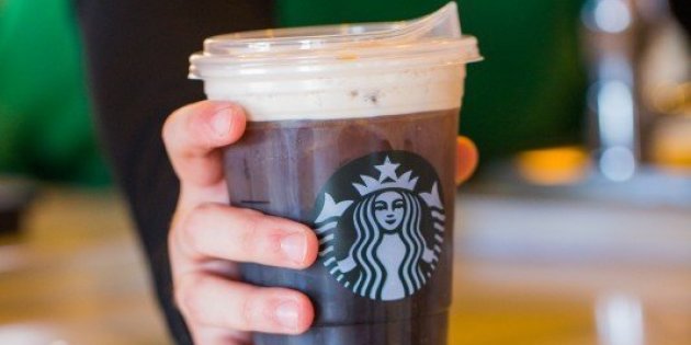 Starbucks eliminará los popotes de plástico de todas sus cafeterías