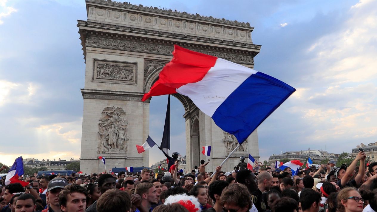 De París a Moscú, miles celebran triunfo de Francia en el Mundial