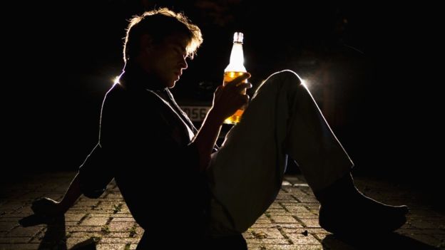 Por qué algunas personas pierden la memoria en una borrachera (y qué dice de su salud)