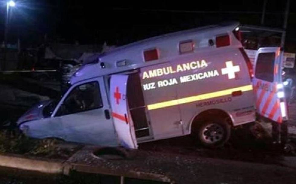 Ambulancia cae a un barranco en la carretera de San Pedro Mixtepec