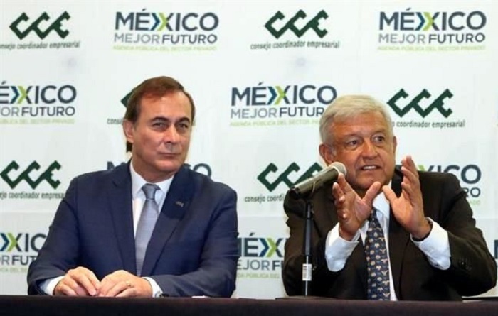 Sellan AMLO e IP pacto por jóvenes