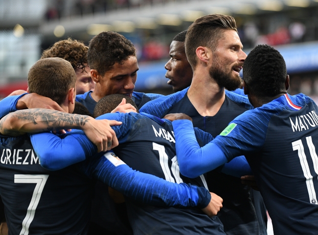 Francia acaricia la Copa del Mundo al ganar 2-1 en la primera mitad