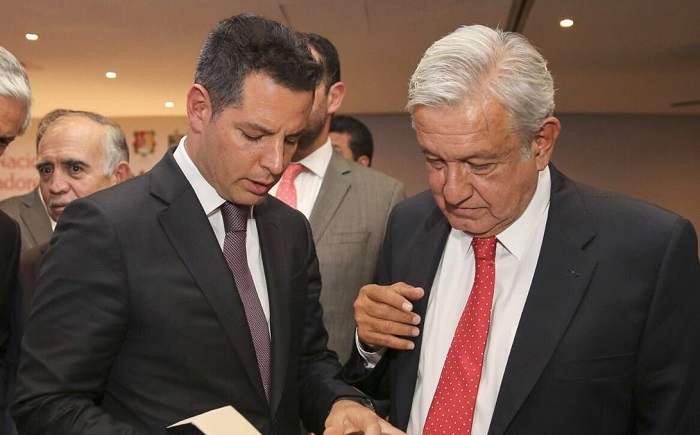 Alejandro Murat regala libro a López Obrador