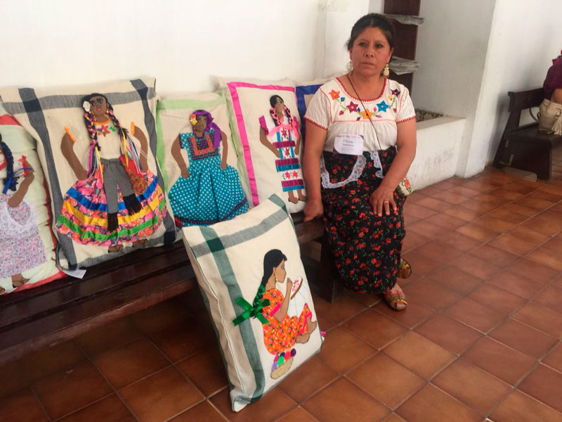 Mujeres artesanas exponen en la Feria de la Sororidad