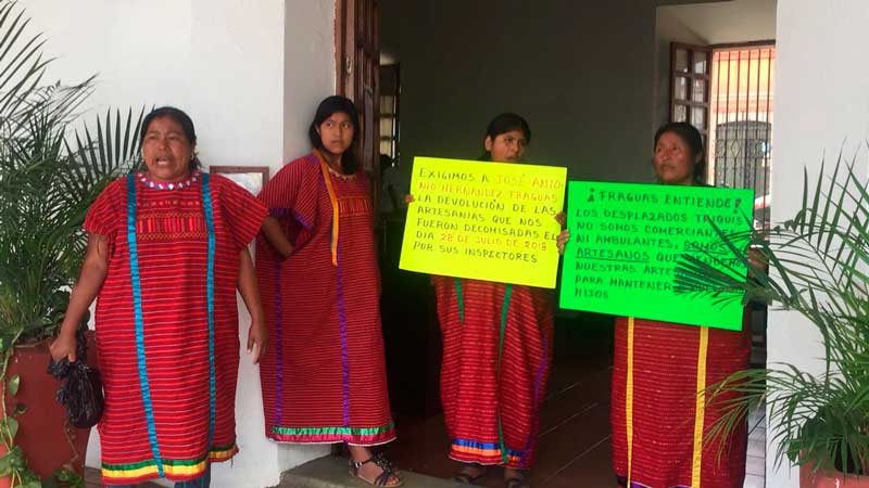 Protestan Triquis en palacio Municipal y piden a Fraguas devolver mercancía