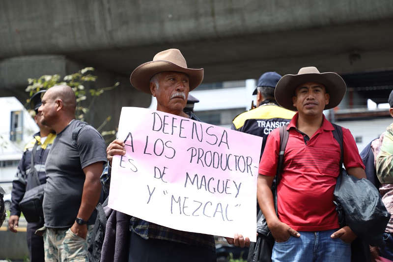 Protestan Mezcaleros de Oaxaca en el IMPI contra ampliación de la denominación Origen