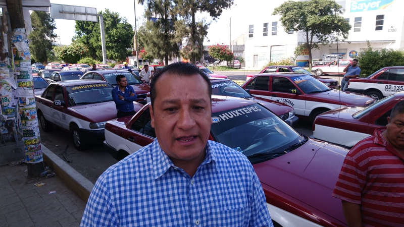 Taxistas de Zimatlán bloquean para exigir  agilización de tramites en la Semovi