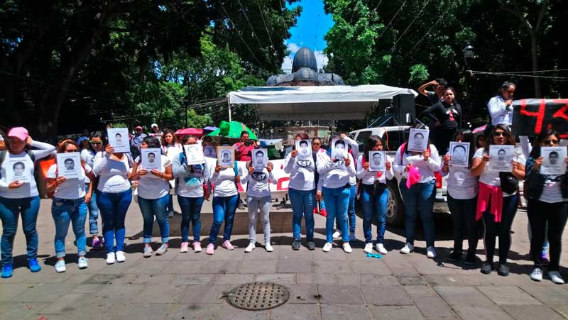 Marchan a 4 años de desaparición de estudiantes normalistas de Ayotzinapa