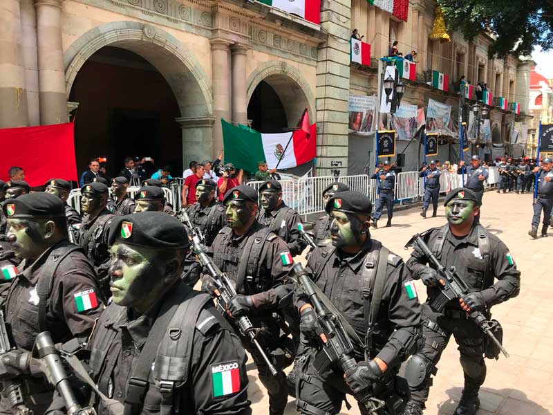 Encabezó el gobernador de Oaxaca el desfile cívico de este 16 de septiembre