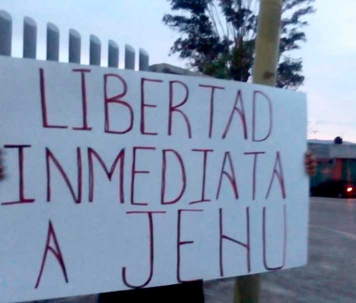 Defienden familiares con protesta, a presunto implicado en triple homicidio en Juchitán