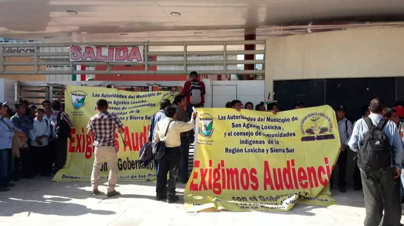 Protestan vecinos de Loxicha en Ciudad Administrativa