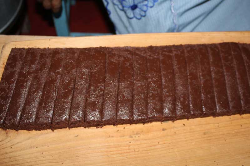 De Zaachila para el mundo… Doña Margarita lleva 58 años preparando chocolate artesanal