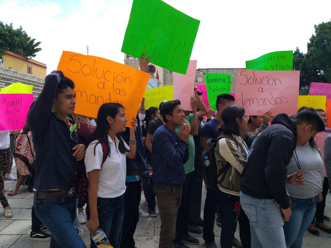 Protesta FNERRR en Palacio Municipal de Oaxaca de Juárez
