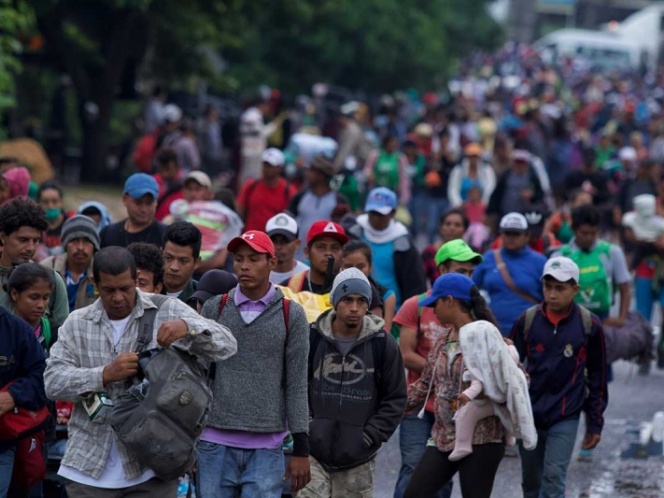 Caravana migrante avanza hacia el municipio de Isla, Veracruz