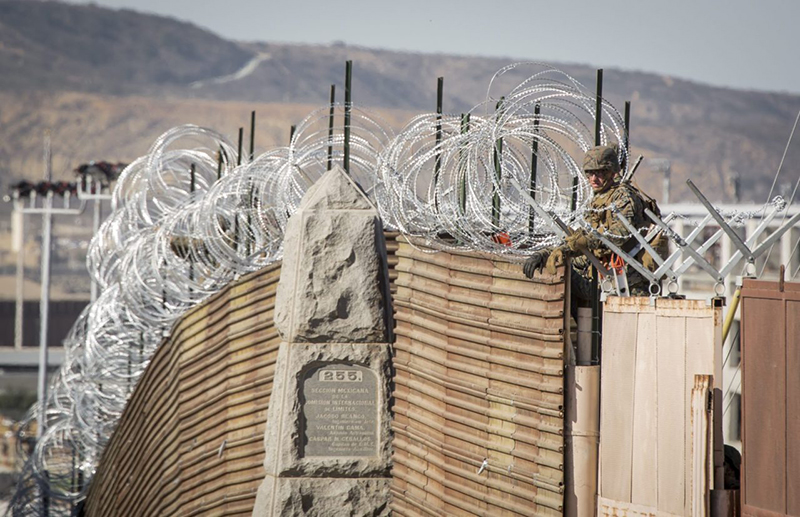 Desanimados, los militares que esperan a la caravana migrante: NYT