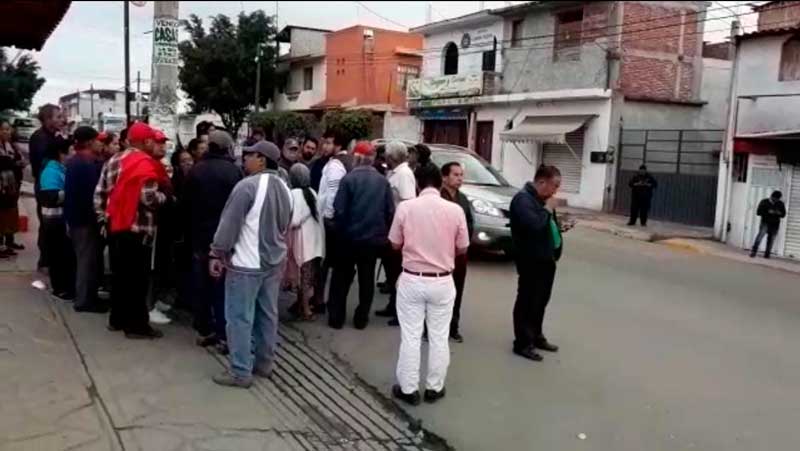 Retienen autobuses en Montoya; exigen a empresa pagar gastos funerarios