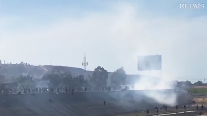 EE UU reprime con gases lacrimógenos y pelotas de goma el intento de un grupo de migrantes de saltar la valla
