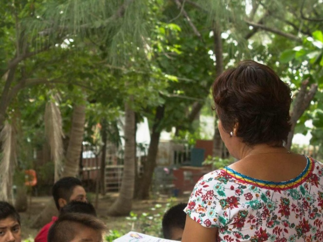 Maestros comunitarios de Oaxaca reciben salarios pendientes