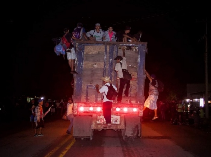 Desesperados, migrantes avanzan hacia Donají, Oaxaca