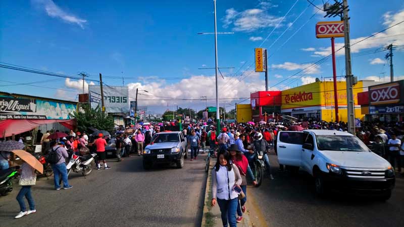 Integrantes de la Sección 22 de CNTE bloquean monumento a Juárez