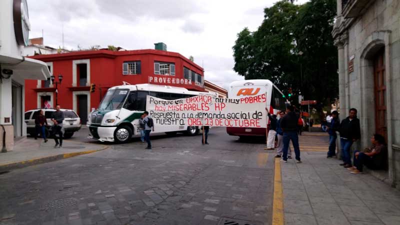 Caos vial en Centro de Oaxaca por bloqueo