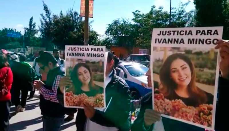 Familiares de Ivanna Mingo protestan en Centro Cultural y de Convenciones