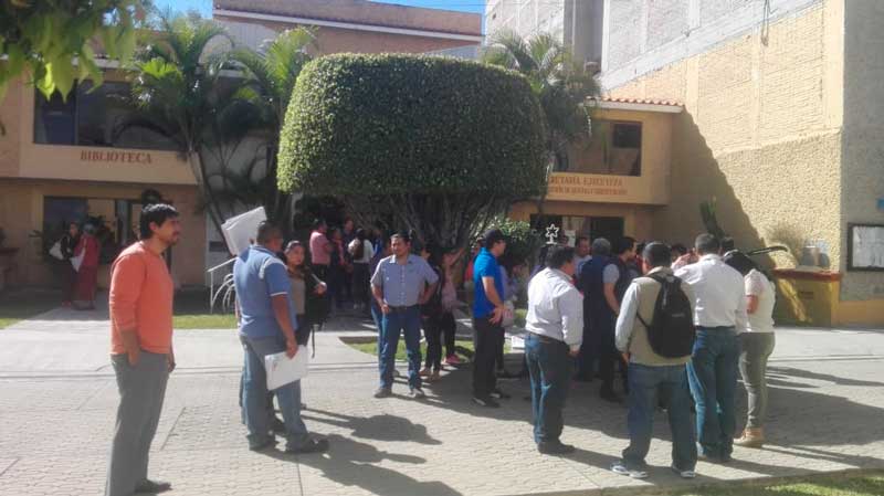 Más de 200 trabajadores en riesgo por recortes en SAT Oaxaca