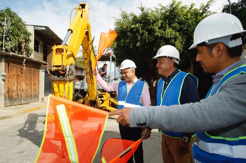 Gobierno municipal  impulsa desarrollo social en Santa Lucía con obra hidráulica de la colonia Guelatao